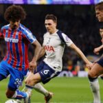 “Sack him” – Tottenham supporters blast ‘disgraceful’ Micky van de Ven as fans fear relegation. ⚽😡